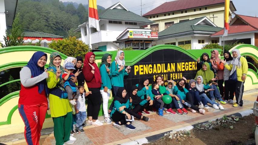 Jalan Santai Bersama Ibuk-Ibuk Dharmayukti Karini